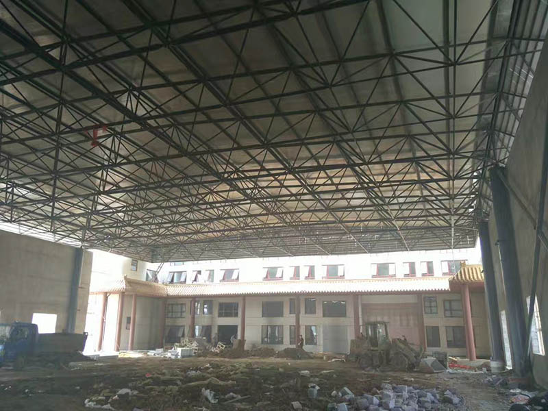 丽江屋顶采光无缝钢管网架安装现场